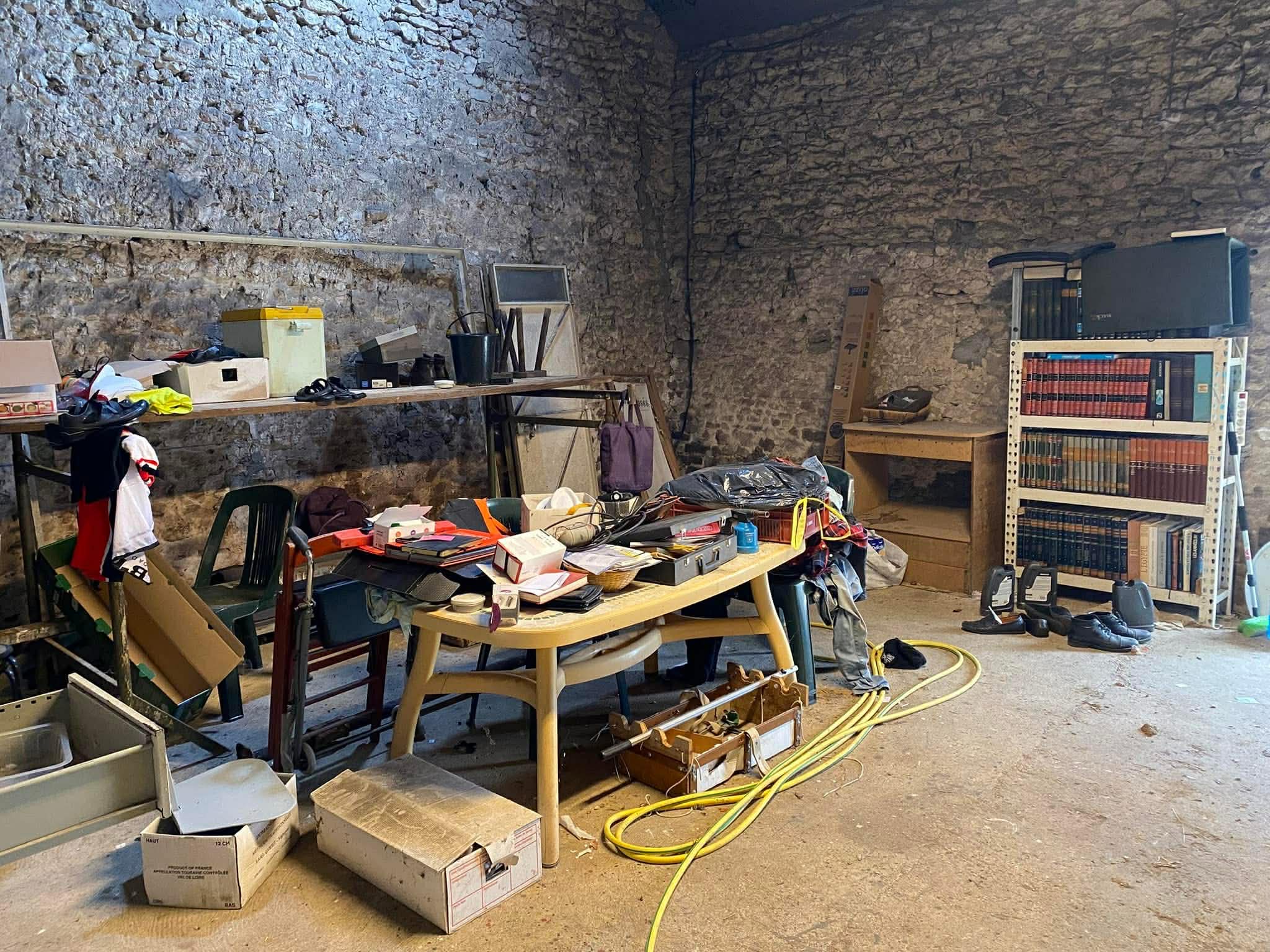 Avant débarras grenier - grenier plein